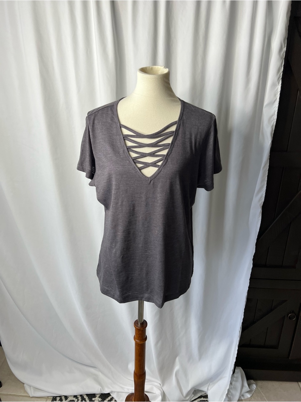 Boston Proper Gray Crisscross V-Neck Top Size Large Short Sleeve Tee